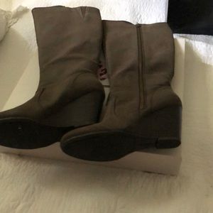 A brown boots in good condition not used .